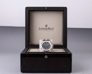 AUDEMARS PIGUET - Royal Oak ref 15300ST in acciaio con quadrante blu gran tapisserie, tre sfere con secondi al centro e datario alle ore 3 con movimento automatico  - Asta Orologi da Polso e da Tasca - Associazione Nazionale - Case d'Asta italiane