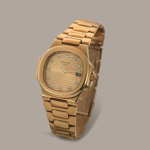 PATEK PHILIPPE - Nautilus Lady ref 4700/1J in oro giallo 18k con quadrante dorato indici in brillanti e finestrella del datario, accompagnato da Service e astuccio  - Asta Orologi da Polso e da Tasca - Associazione Nazionale - Case d'Asta italiane