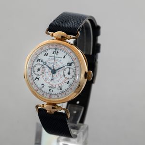 UNIVERSAL WATCH - Cronografo monopulsante Telemetre con stemma Savoia a ore sei, quadrante smaltato due contatori multiscala, cassa a cerniera in oro giallo 18k con anse snodate  - Asta Orologi da Polso e da Tasca - Associazione Nazionale - Case d'Asta italiane