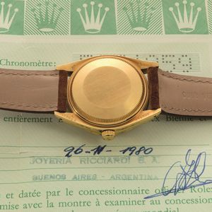 ROLEX - Date ref 1501 Ricciardi in oro giallo 18k, quadrante Argent� con indici a bastone applicati, punzoni del retailer e Garanzia  - Asta Orologi da Polso e da Tasca - Associazione Nazionale - Case d'Asta italiane