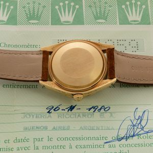 ROLEX - Date ref 1501 Ricciardi in oro giallo 18k, quadrante Argent� con indici a bastone applicati, punzoni del retailer e Garanzia  - Asta Orologi da Polso e da Tasca - Associazione Nazionale - Case d'Asta italiane