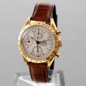 OMEGA - Speemaster in oro 18k, cronografo automatico tre contatori, funzione di calendario completo e indicazione delle 12/24 h, quadrante bianco con indici a bastone applicati, ghiera con scala tachimetrica e pulsanti a pompa  - Asta Orologi da Polso e da Tasca - Associazione Nazionale - Case d'Asta italiane