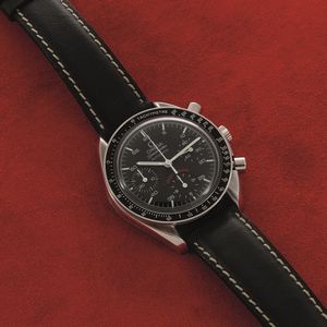 OMEGA - Speedmaster reduced automatico in acciaio realizzato per il 100� anniversario Milan. Crongrafo tre contatori con quadrante nero e data del centenario in rosso  - Asta Orologi da Polso e da Tasca - Associazione Nazionale - Case d'Asta italiane