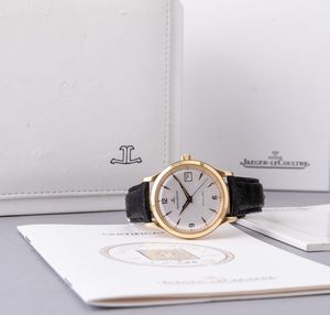 JAEGER LECOULTRE - Master Control in oro giallo 18k, quadrante bianco con indici e numeri Arabi applicati, movimento automatico con datario e secondi centrali.<BR>Accompagnato da scatola e garanzia  - Asta Orologi da Polso e da Tasca - Associazione Nazionale - Case d'Asta italiane