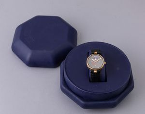 GERALD GENTA - Gefica calendario completo con fasi lunari in oro 18k, quadrante ardesia, anse Vendome, con scatola originale  - Asta Orologi da Polso e da Tasca - Associazione Nazionale - Case d'Asta italiane