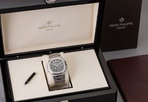 PATEK PHILIPPE - Nautilus ref 3712 in acciaio con fasi lunari riserva di carica a ore sette, funzione di calendario e fondello a vista con movimento automatico  - Asta Orologi da Polso e da Tasca - Associazione Nazionale - Case d'Asta italiane