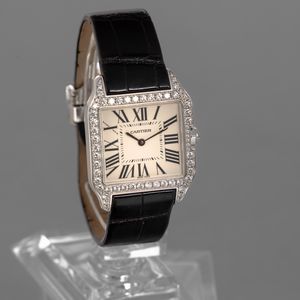CARTIER - Santos Dumont in oro bianco 18k e diamanti, quadrante argent� numeri romani, movimento al quarzo, cinturino in pelle con deployante con scatola e garanzia  - Asta Orologi da Polso e da Tasca - Associazione Nazionale - Case d'Asta italiane
