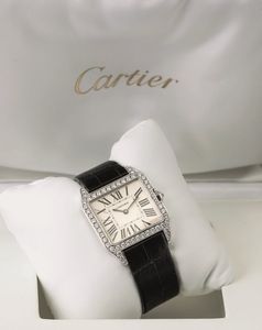 CARTIER - Santos Dumont in oro bianco 18k e diamanti, quadrante argent� numeri romani, movimento al quarzo, cinturino in pelle con deployante con scatola e garanzia  - Asta Orologi da Polso e da Tasca - Associazione Nazionale - Case d'Asta italiane