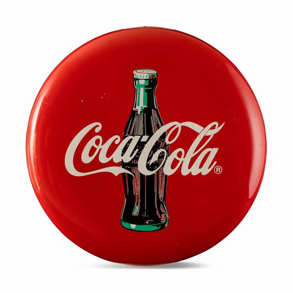 Bottone smaltato Coca-Cola  - Asta POP Culture e Manifesti d'Epoca - Associazione Nazionale - Case d'Asta italiane