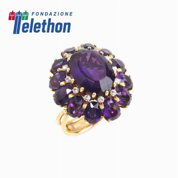 ANELLO A FORMA DI FIORE CON AMETISTE E DIAMANTI  - Asta Gioielli - Associazione Nazionale - Case d'Asta italiane