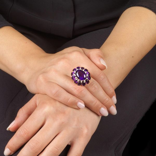 ANELLO A FORMA DI FIORE CON AMETISTE E DIAMANTI  - Asta Gioielli - Associazione Nazionale - Case d'Asta italiane