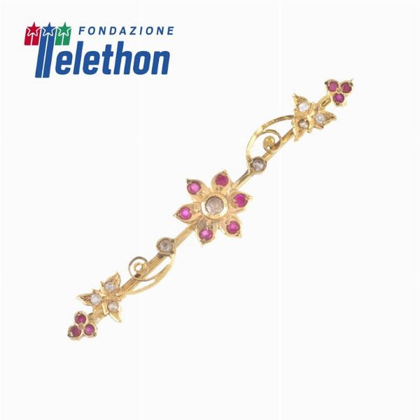 GRANDE SPILLA A BARRETTA CON RUBINI  - Asta Gioielli - Associazione Nazionale - Case d'Asta italiane
