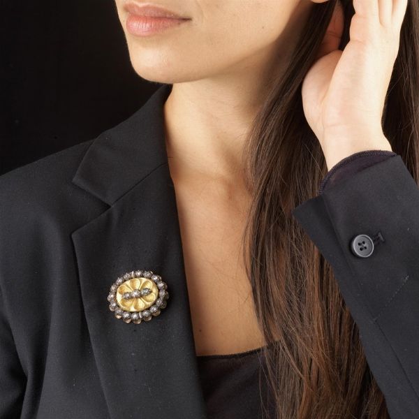 SPILLA FLOREALE CON ROSE DI DIAMANTE  - Asta Gioielli - Associazione Nazionale - Case d'Asta italiane