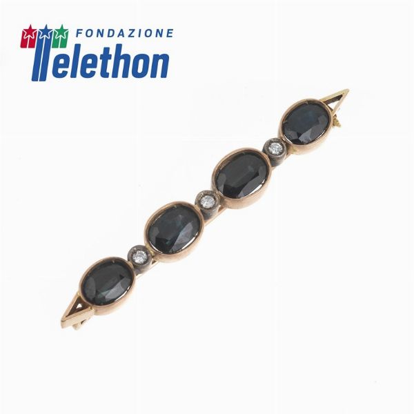 SPILLA A BARRETTA CON ZAFFIRI E DIAMANTI  - Asta Gioielli - Associazione Nazionale - Case d'Asta italiane