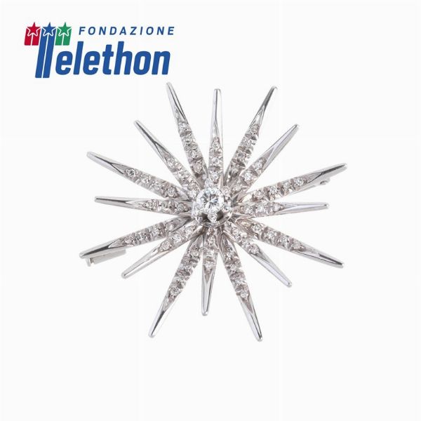 SPILLA A FORMA DI STELLA CON DIAMANTI  - Asta Gioielli - Associazione Nazionale - Case d'Asta italiane