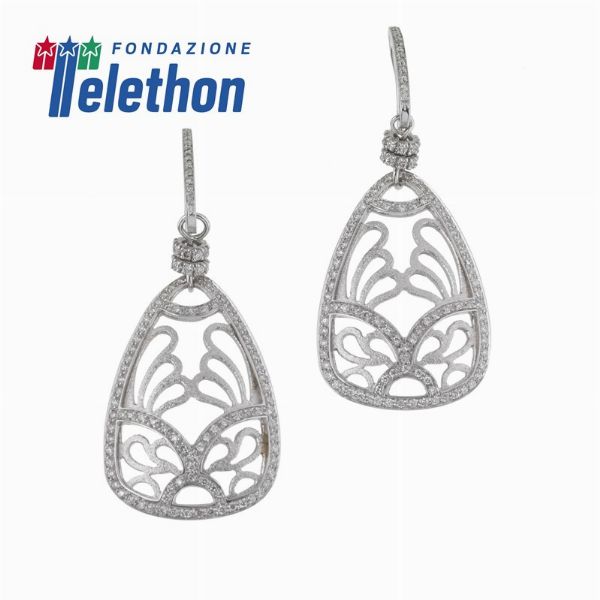 PAIO DI ORECCHINI PENDENTI CON DIAMANTI  - Asta Gioielli - Associazione Nazionale - Case d'Asta italiane