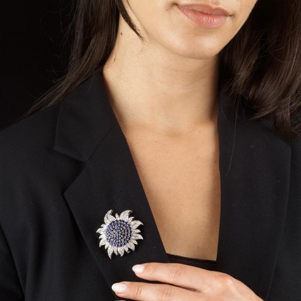 SPILLA A FORMA DI FIORE CON ZAFFIRI E DIAMANTI  - Asta Gioielli - Associazione Nazionale - Case d'Asta italiane
