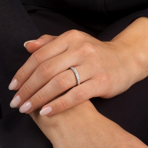 ANELLO ETERNITY CON DIAMANTI  - Asta Gioielli - Associazione Nazionale - Case d'Asta italiane