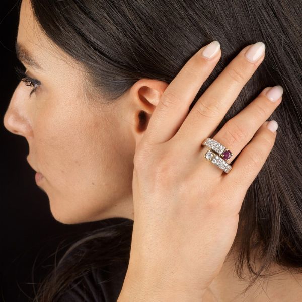 ANELLO CONTRARIE CON RUBINO E DIAMANTI  - Asta Gioielli - Associazione Nazionale - Case d'Asta italiane