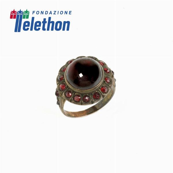 ANELLO A FORMA DI FIORE CON GRANATI  - Asta Gioielli - Associazione Nazionale - Case d'Asta italiane