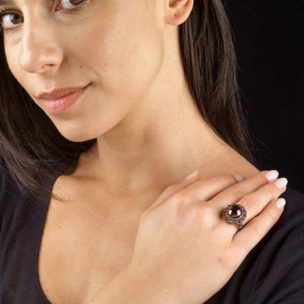 ANELLO A FORMA DI FIORE CON GRANATI  - Asta Gioielli - Associazione Nazionale - Case d'Asta italiane