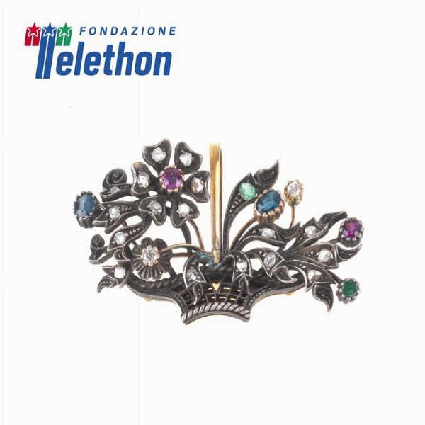 SPILLA A CESTO FIORITO CON PIETRE DI COLORE E DIAMANTI  - Asta Gioielli - Associazione Nazionale - Case d'Asta italiane