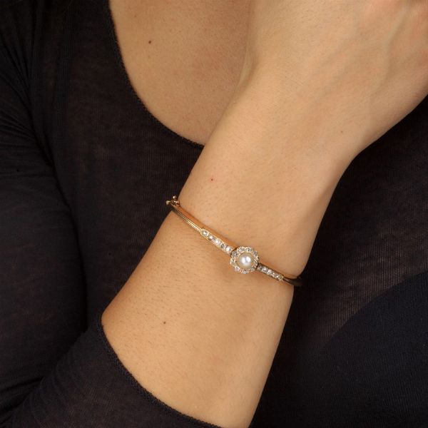 BRACCIALE RIGIDO CON PERLA E DIAMANTI  - Asta Gioielli - Associazione Nazionale - Case d'Asta italiane