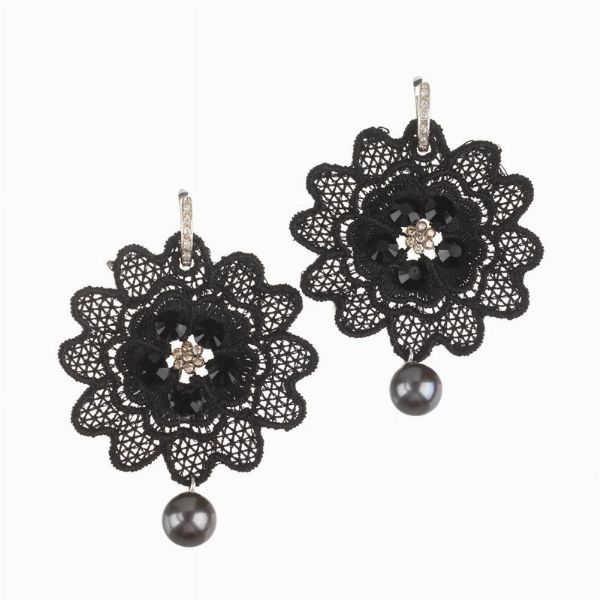 PAIO DI ORECCHINI FLOREALI CON PERLE E DIAMANTI  - Asta Gioielli - Associazione Nazionale - Case d'Asta italiane