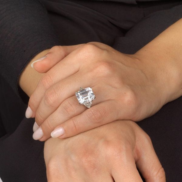 ANELLO CON PIETRA SINTETICA E DIAMANTI  - Asta Gioielli - Associazione Nazionale - Case d'Asta italiane