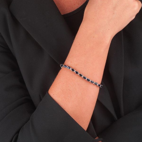 BRACCIALE TENNIS CON ZAFFIRI E DIAMANTI  - Asta Gioielli - Associazione Nazionale - Case d'Asta italiane