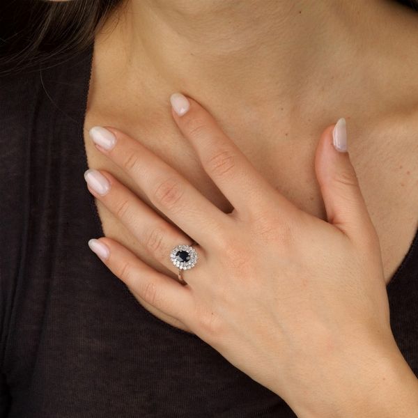 ANELLO CON ZAFFIRO E DIAMANTI  - Asta Gioielli - Associazione Nazionale - Case d'Asta italiane