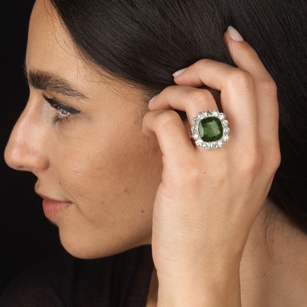 ANELLO A MARGHERITA CON PASTA VITREA E DIAMANTI  - Asta Gioielli - Associazione Nazionale - Case d'Asta italiane