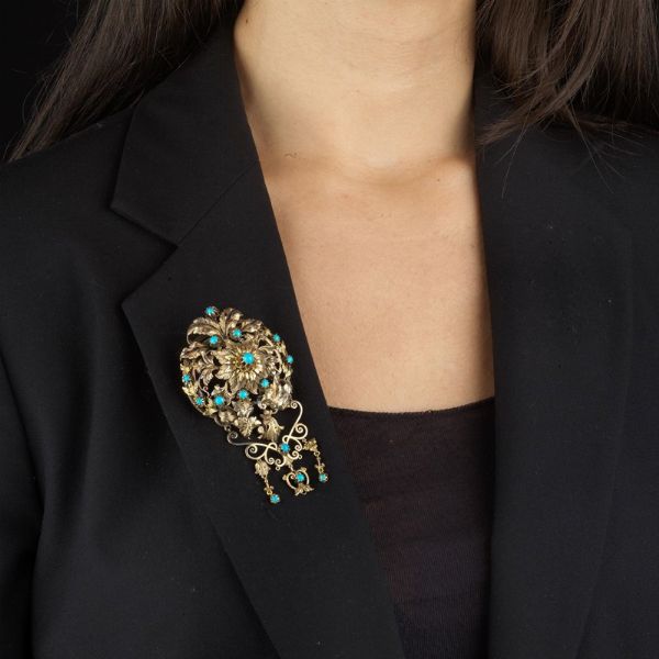 GRANDE SPILLA A FORMA DI TRALCI CON TURCHESI  - Asta Gioielli - Associazione Nazionale - Case d'Asta italiane