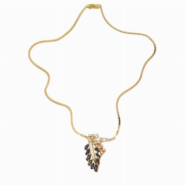 GIROCOLLO A TRALCI CON ZAFFIRI E DIAMANTI  - Asta Gioielli - Associazione Nazionale - Case d'Asta italiane