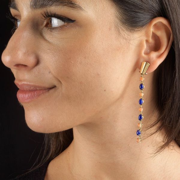 PAIO DI LUNGHI ORECCHINI PENDENTI CON CORALLO ROSA E LAPISLAZZULI  - Asta Gioielli - Associazione Nazionale - Case d'Asta italiane