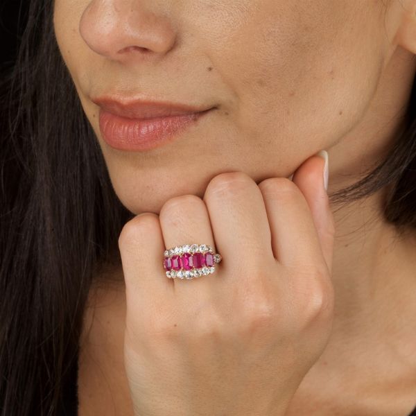 ANELLO CON RUBINI E DIAMANTI  - Asta Gioielli - Associazione Nazionale - Case d'Asta italiane