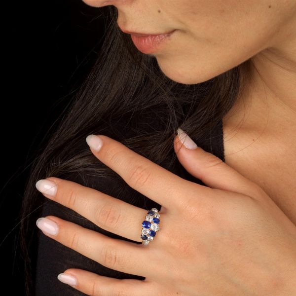 ANELLO CON ZAFFIRI E DIAMANTI  - Asta Gioielli - Associazione Nazionale - Case d'Asta italiane
