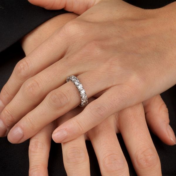 ANELLO ETERNITY CON DIAMANTI  - Asta Gioielli - Associazione Nazionale - Case d'Asta italiane