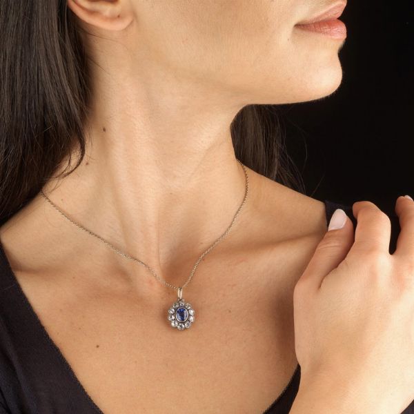 COLLANA CON PENDENTE A FORMA DI FIORE  - Asta Gioielli - Associazione Nazionale - Case d'Asta italiane