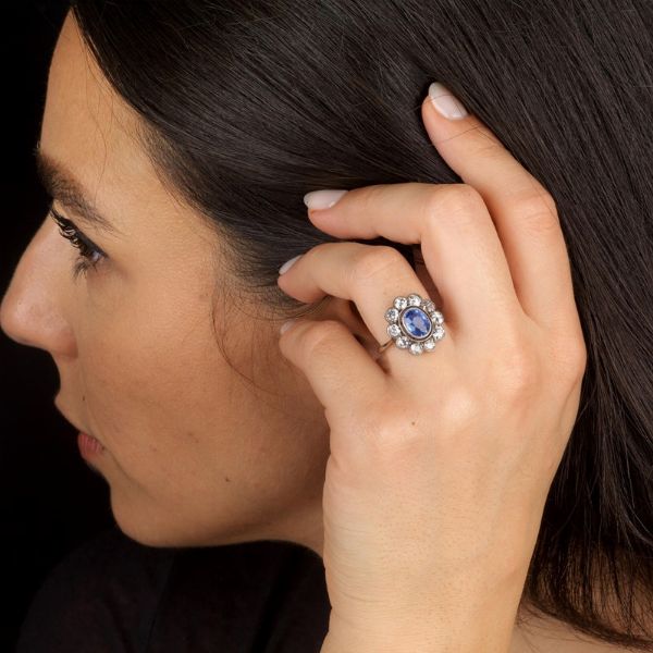 ANELLO A FORMA DI FIORE CON ZAFFIRO SINTETICO E DIAMANTI  - Asta Gioielli - Associazione Nazionale - Case d'Asta italiane