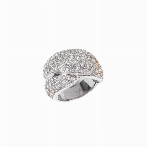 ANELLO A FASCIA BOMBATA CON DIAMANTI  - Asta Gioielli - Associazione Nazionale - Case d'Asta italiane