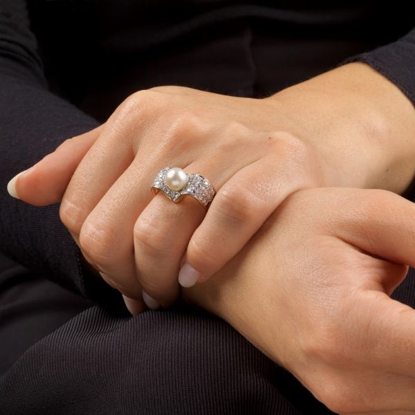 ANELLO CON PERLA E DIAMANTI  - Asta Gioielli - Associazione Nazionale - Case d'Asta italiane