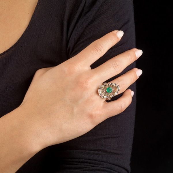 ANELLO A LOSANGA CON SMERALDO E DIAMANTI  - Asta Gioielli - Associazione Nazionale - Case d'Asta italiane