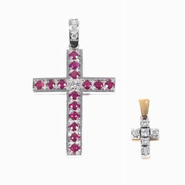 DUE PENDENTI A FORMA DI CROCE  - Asta Gioielli - Associazione Nazionale - Case d'Asta italiane