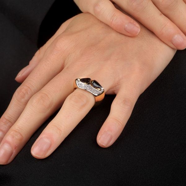 ANELLO CON ZAFFIRI E DIAMANTI  - Asta Gioielli - Associazione Nazionale - Case d'Asta italiane