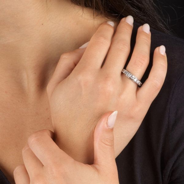 ANELLO ETERNITY CON DIAMANTI  - Asta Gioielli - Associazione Nazionale - Case d'Asta italiane