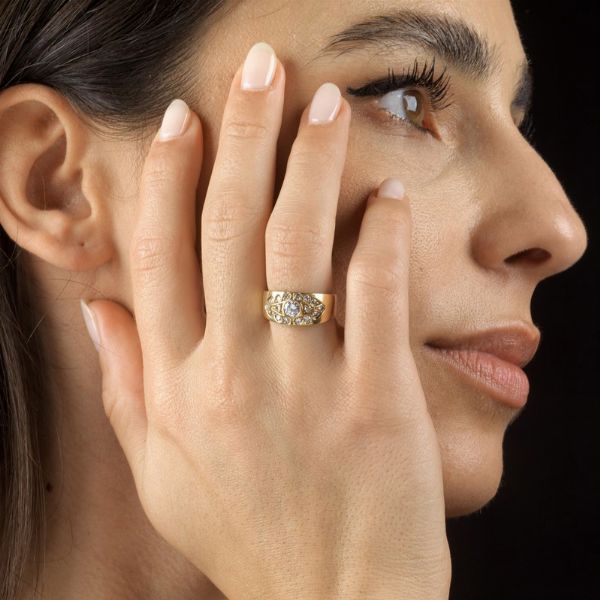 ANELLO A FASCIA CON DIAMANTI  - Asta Gioielli - Associazione Nazionale - Case d'Asta italiane