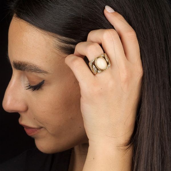 ANELLO A FASCIA CON CORALLO ROSA E DIAMANTI  - Asta Gioielli - Associazione Nazionale - Case d'Asta italiane