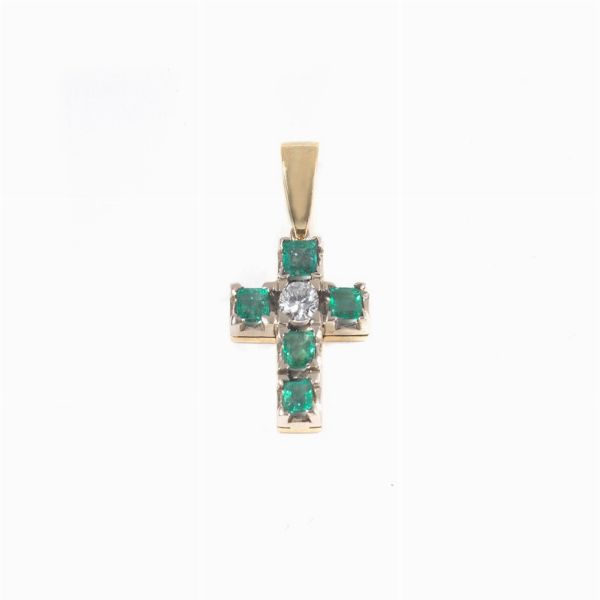 PENDENTE A FORMA DI CROCE CON DIAMANTE E SMERALDI  - Asta Gioielli - Associazione Nazionale - Case d'Asta italiane