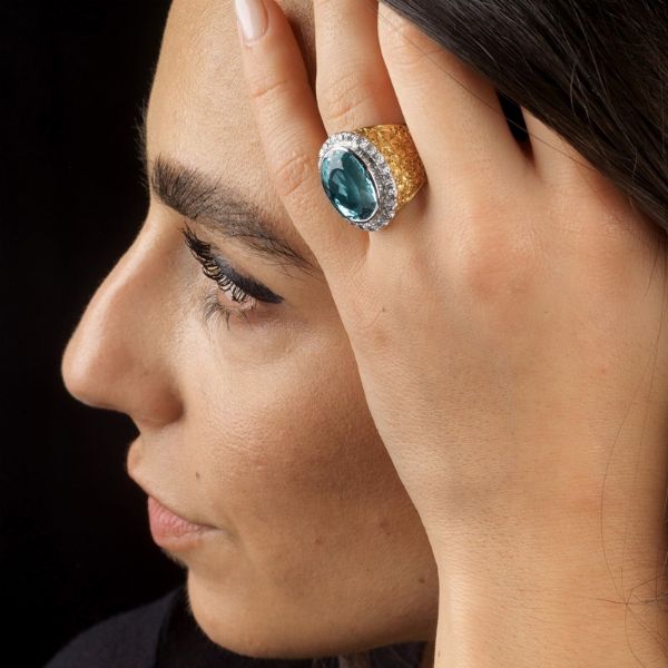 ANELLO A FASCIA CON ACQUAMARINA E DIAMANTI  - Asta Gioielli - Associazione Nazionale - Case d'Asta italiane